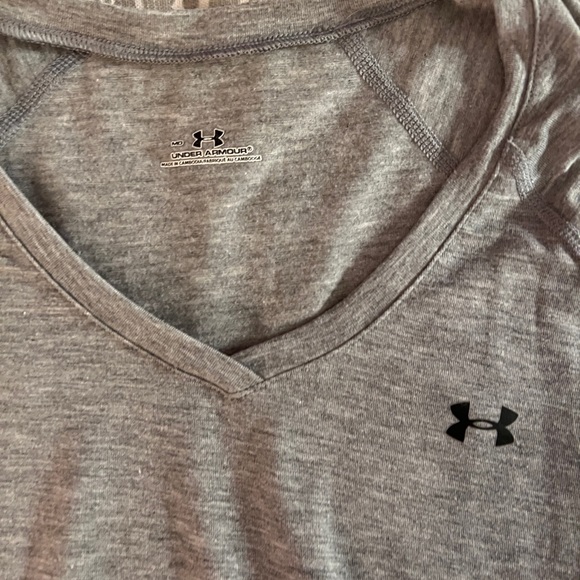 Grey breathable Under Armour running shirt - Size M - Picture 2 of 3